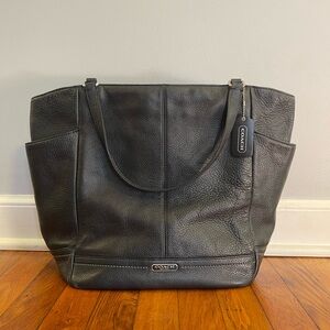 Beautiful Coach Leather Shoulder Bag /Tote